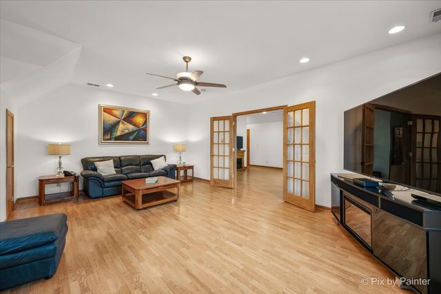 24 W Devon Avenue, Roselle, IL 60172