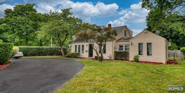99 Village Road, Pequannock Township, NJ 07444