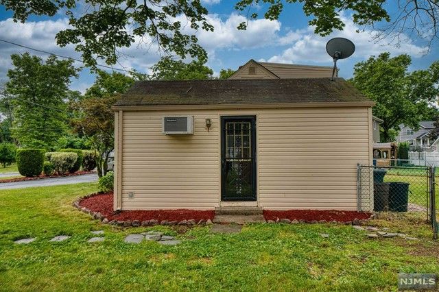 99 Village Road, Pequannock Township, NJ 07444