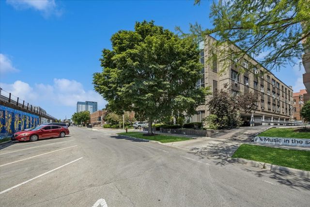 938 North Boulevard 201, Oak Park, IL 60301