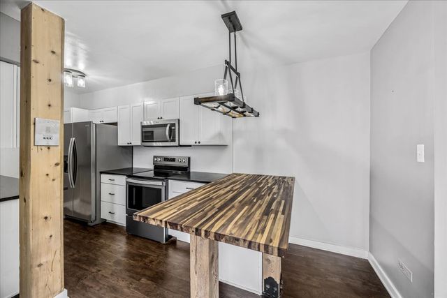 938 North Boulevard 201, Oak Park, IL 60301