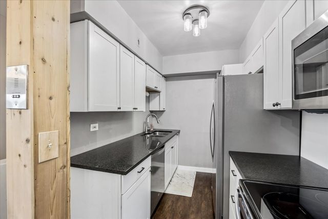 938 North Boulevard 201, Oak Park, IL 60301