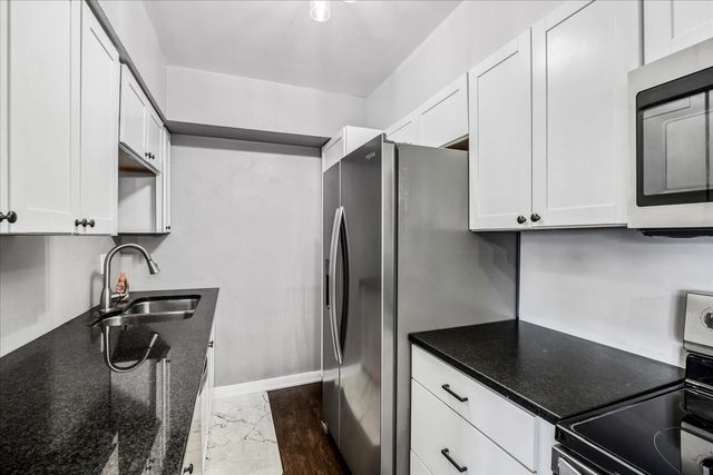 938 North Boulevard 201, Oak Park, IL 60301