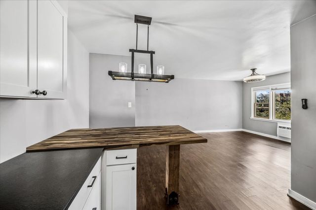 938 North Boulevard 201, Oak Park, IL 60301