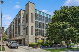938 North Boulevard 201, Oak Park, IL 60301