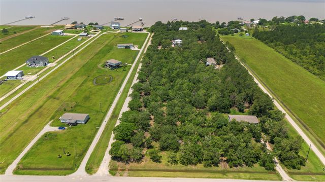 4427 W Bayshore Road, Anahuac, TX 77514