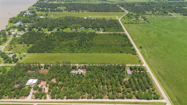 4427 W Bayshore Road, Anahuac, TX 77514
