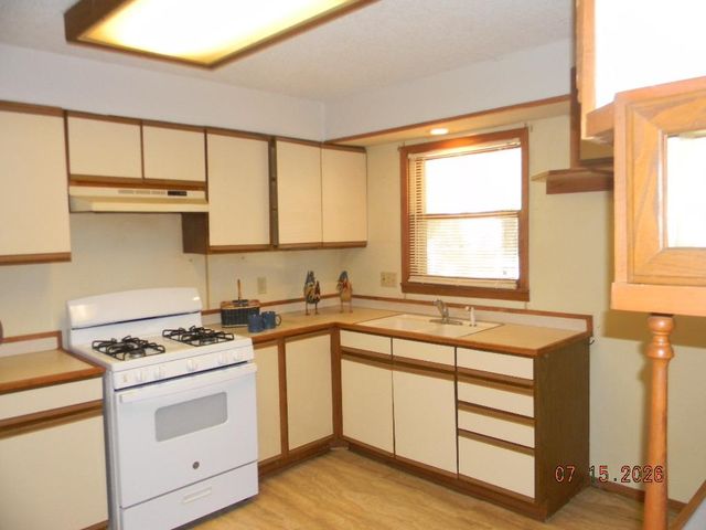 315 S STEWART DR, Haysville, KS 67060