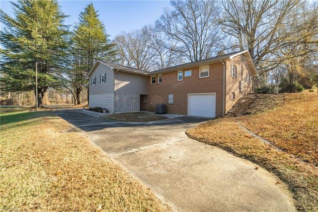 142 Kings Lane, Winston-salem, NC 27107