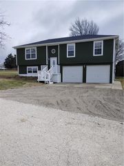 500 S SUMMIT Street, Mclouth, KS 66054