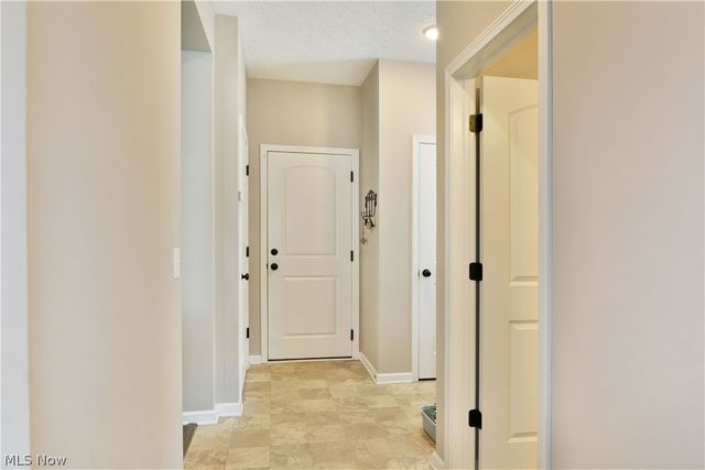 987 Hawkin Lane, Aurora, OH 44202