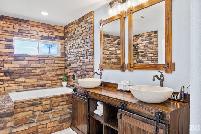 11302 Mantova Avenue, Bakersfield, CA 93312
