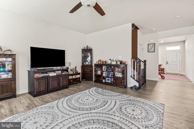 54 VANCOUVER PL, Falling Waters, WV 25419