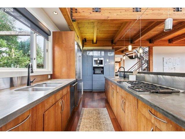 4183 Sw GREENLEAF Dr, Portland, OR 97221