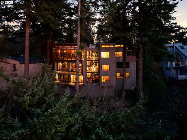 4183 Sw GREENLEAF Dr, Portland, OR 97221