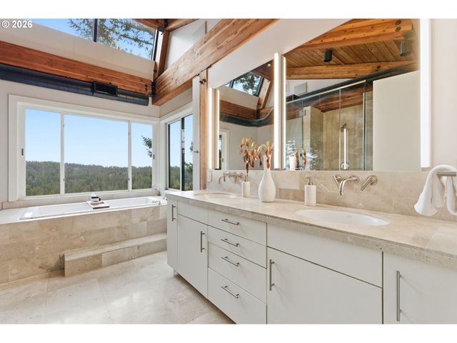 4183 Sw GREENLEAF Dr, Portland, OR 97221