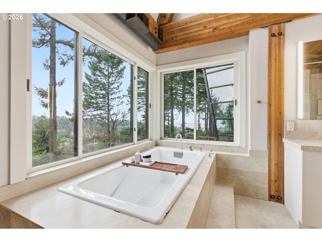 4183 Sw GREENLEAF Dr, Portland, OR 97221