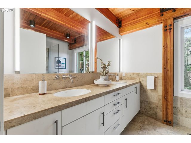 4183 Sw GREENLEAF Dr, Portland, OR 97221