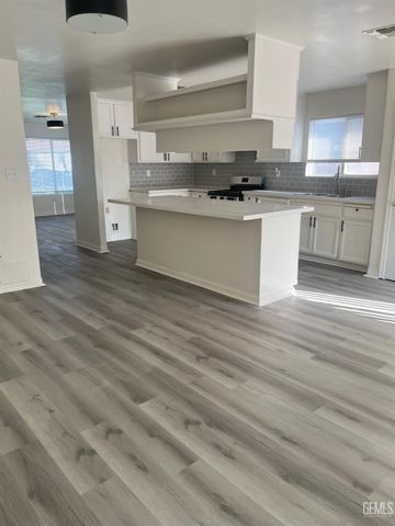 126 Clyde Street, Bakersfield, CA 93307