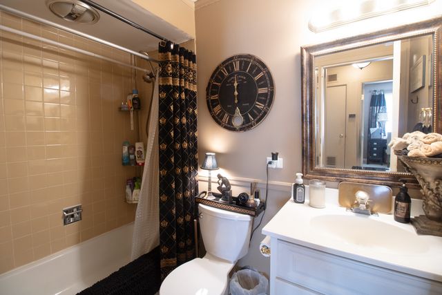 521 73RD Street 104, Downers Grove, IL 60516