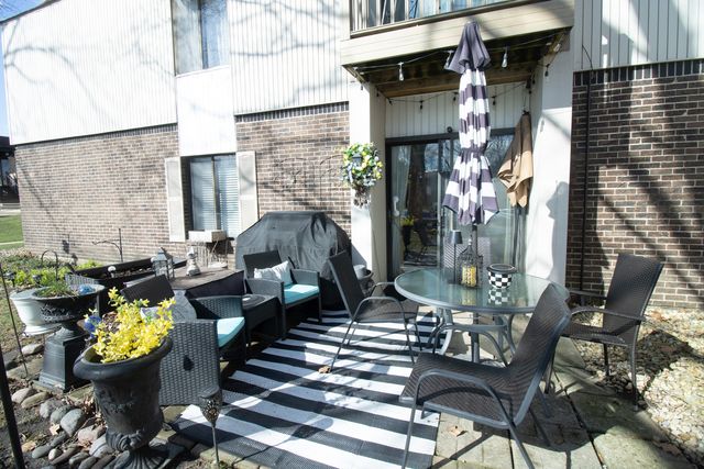 521 73RD Street 104, Downers Grove, IL 60516