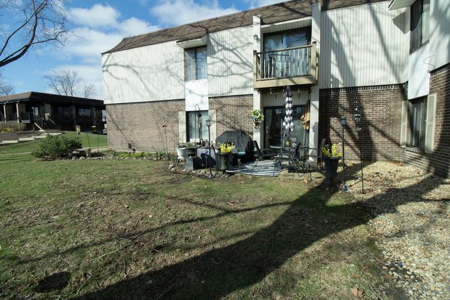 521 73RD Street 104, Downers Grove, IL 60516