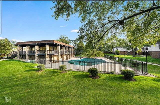 521 73RD Street 104, Downers Grove, IL 60516