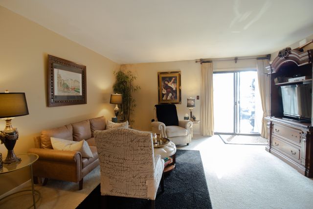 521 73RD Street 104, Downers Grove, IL 60516