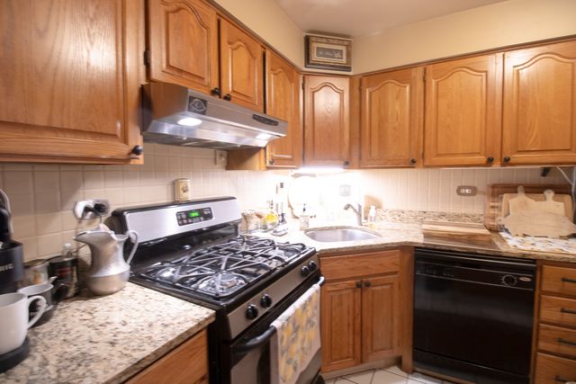 521 73RD Street 104, Downers Grove, IL 60516