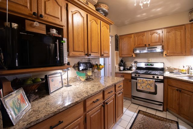 521 73RD Street 104, Downers Grove, IL 60516