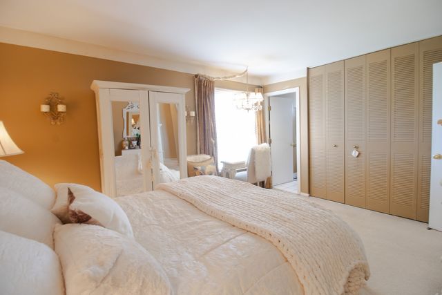 521 73RD Street 104, Downers Grove, IL 60516