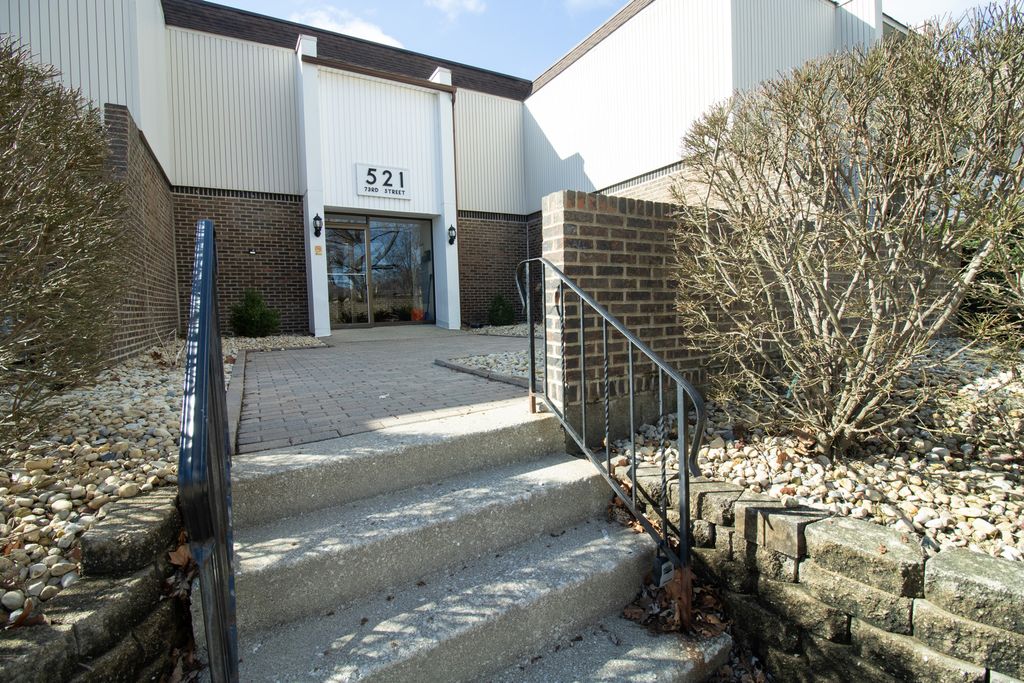 521 73RD Street 104, Downers Grove, IL 60516