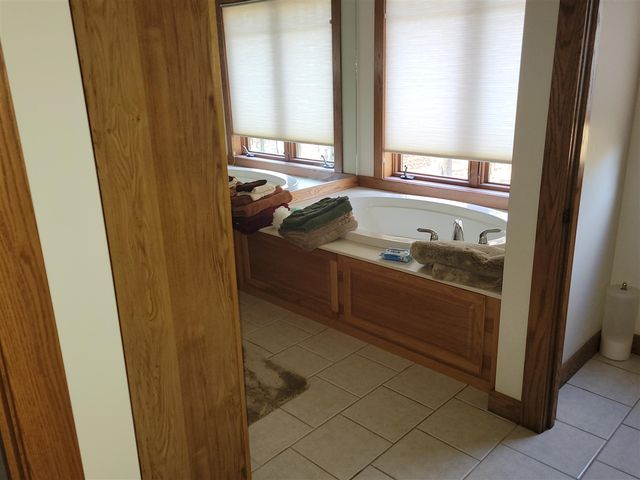 6070 Far Hills Way, Kalamazoo, MI 49009