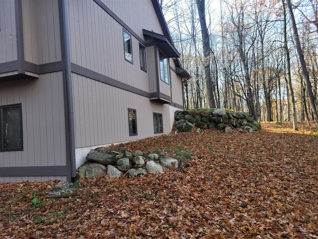 6070 Far Hills Way, Kalamazoo, MI 49009