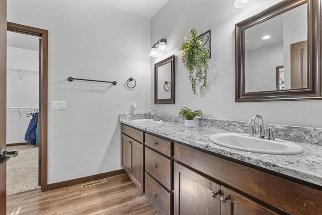1983 MIMOSA LANE, Neenah, WI 54956