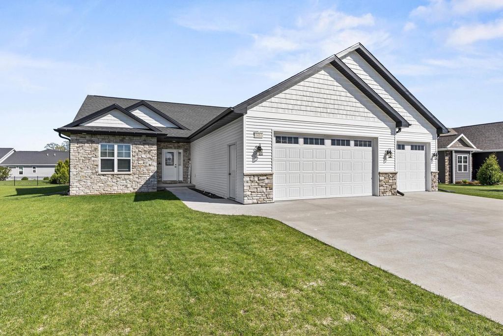 1983 MIMOSA LANE, Neenah, WI 54956