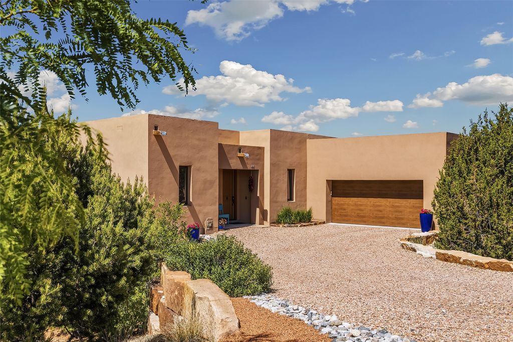 Image 2 of property listing at 12 Via Secunda, Santa Fe, NM 87507
