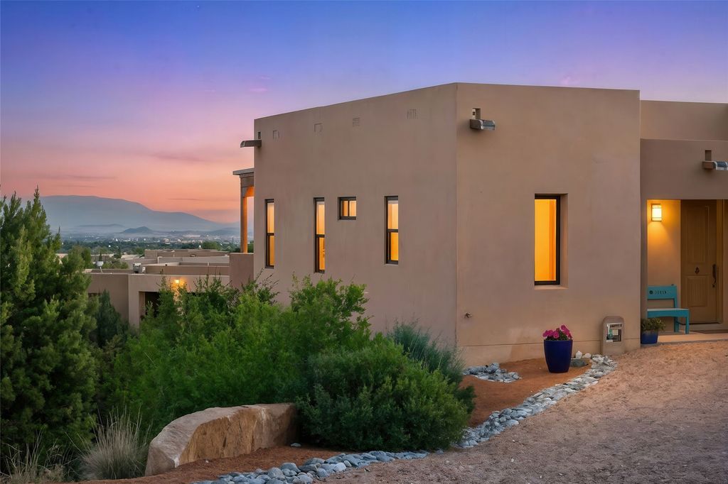 Image 39 of property listing at 12 Via Secunda, Santa Fe, NM 87507