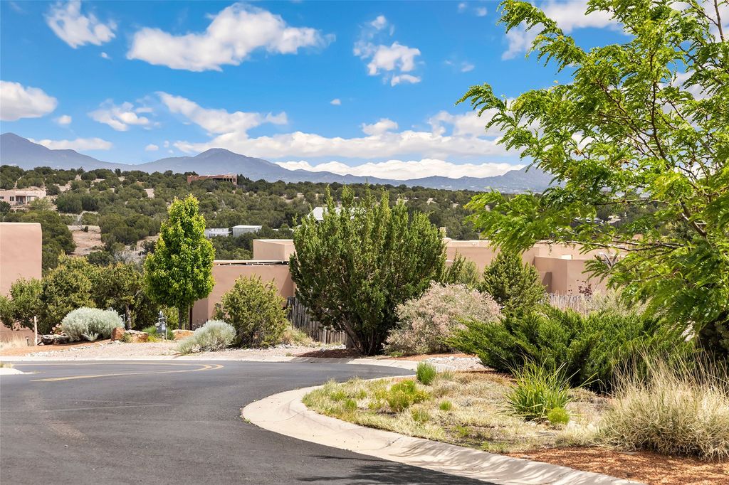 Image 40 of property listing at 12 Via Secunda, Santa Fe, NM 87507