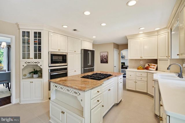 4 DENFORD DR, Newtown Square, PA 19073