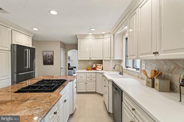 4 DENFORD DR, Newtown Square, PA 19073