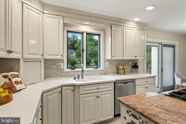 4 DENFORD DR, Newtown Square, PA 19073