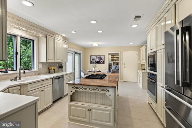 4 DENFORD DR, Newtown Square, PA 19073