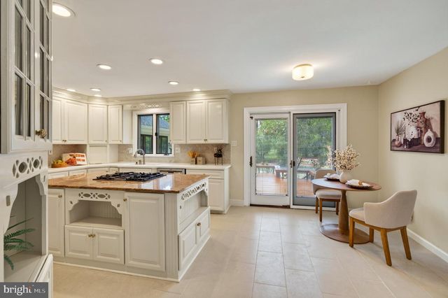4 DENFORD DR, Newtown Square, PA 19073
