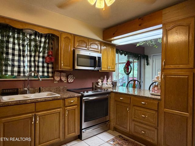 310 Hollifield Drive, Jacksboro, TN 37757