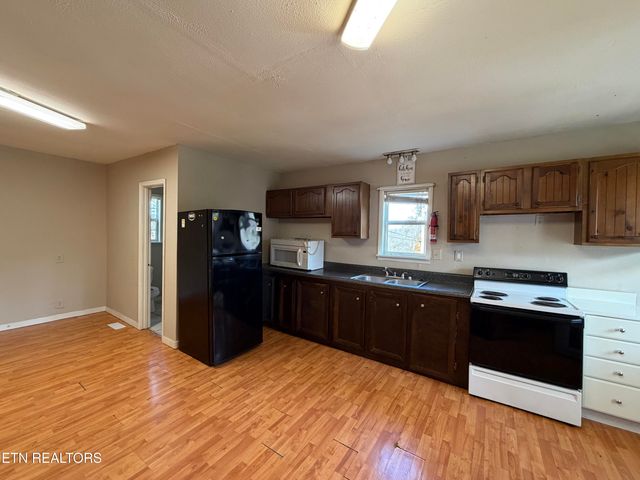 310 Hollifield Drive, Jacksboro, TN 37757