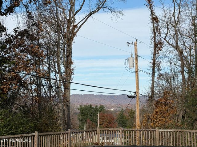 310 Hollifield Drive, Jacksboro, TN 37757