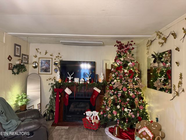 310 Hollifield Drive, Jacksboro, TN 37757