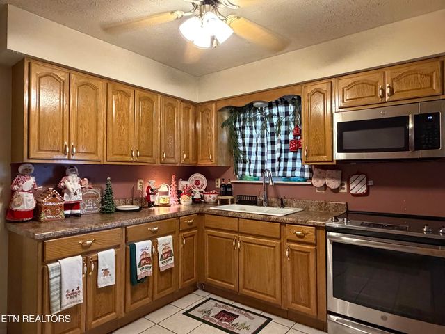 310 Hollifield Drive, Jacksboro, TN 37757