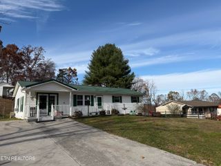 310 Hollifield Drive, Jacksboro, TN 37757